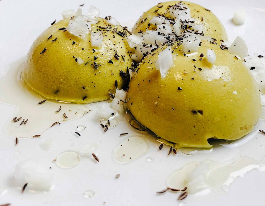 Veganer Handkäse ohne Reifezeit mit klassischer Zwiebel-Essig-Marinade und Kümmel – pflanzliche Variante des hessischen Handkäs mit Musik.