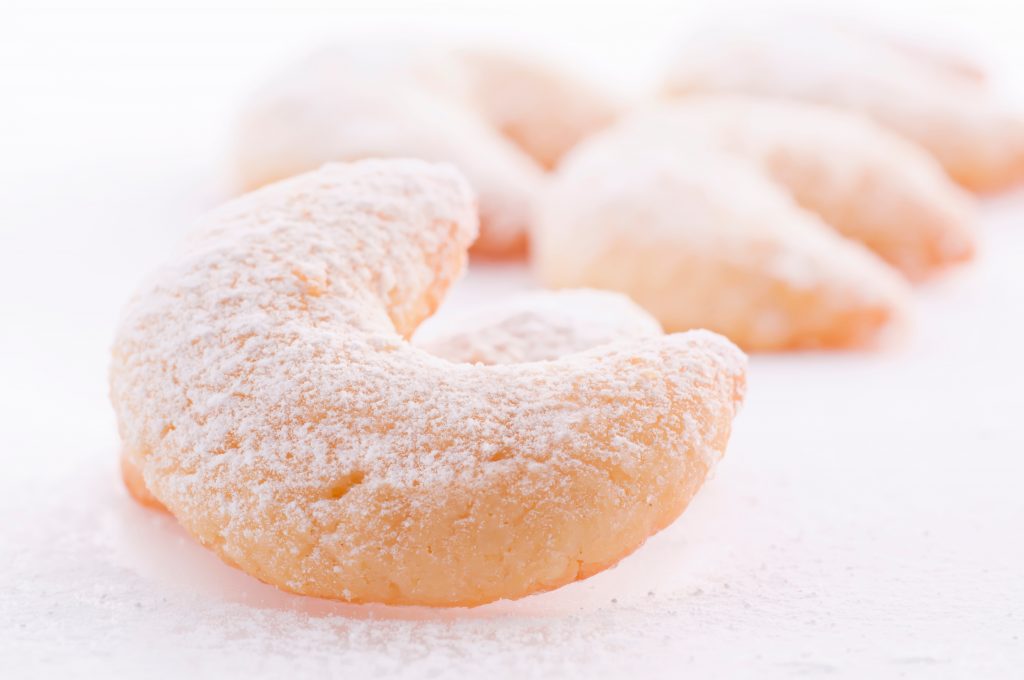 Vegane Kokoskipferl auf einem Backblech – zarte Weihnachtsplätzchen mit feinem Kokosaroma