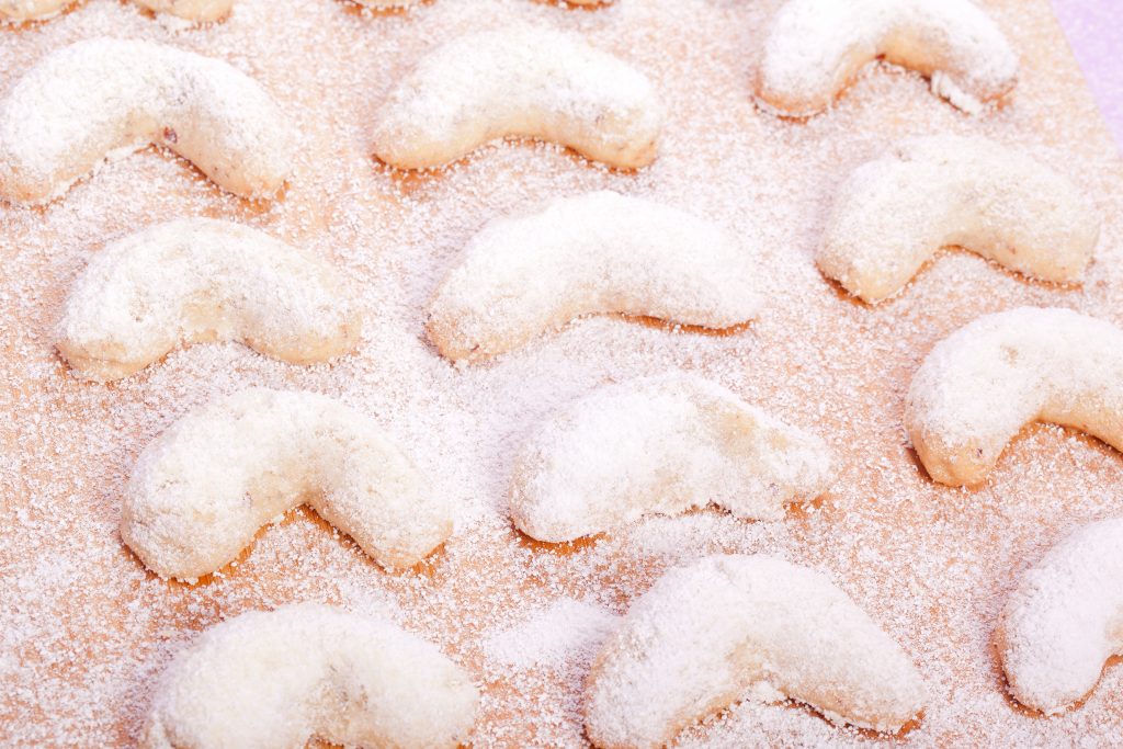 Vegane Kokoskipferl auf einem Backblech – zarte Weihnachtsplätzchen mit feinem Kokosaroma