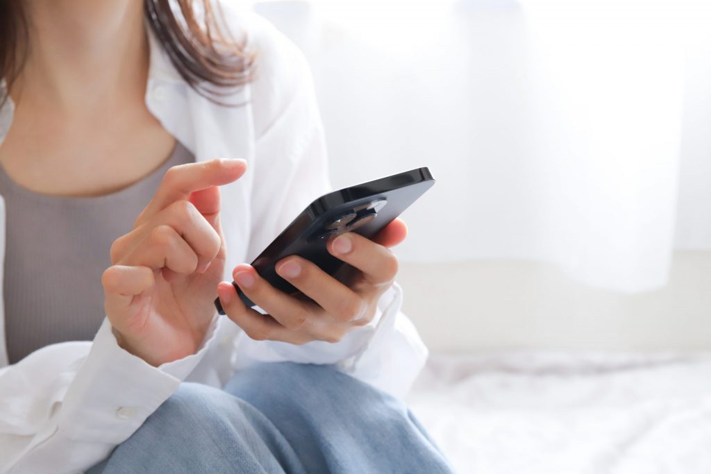 Person nutzt die Aware Health App auf dem Smartphone, um Blutwerte zu überprüfen – digitale Gesundheitsanalyse und Bluttest für Veganer.