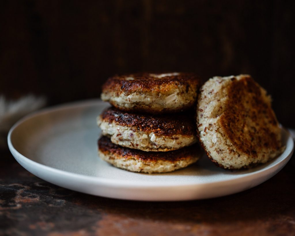 Vegane Frikadellen aus Blumenkohl und Räuchertofu – einfach und herzhaft, serviert mit Kartoffelsalat