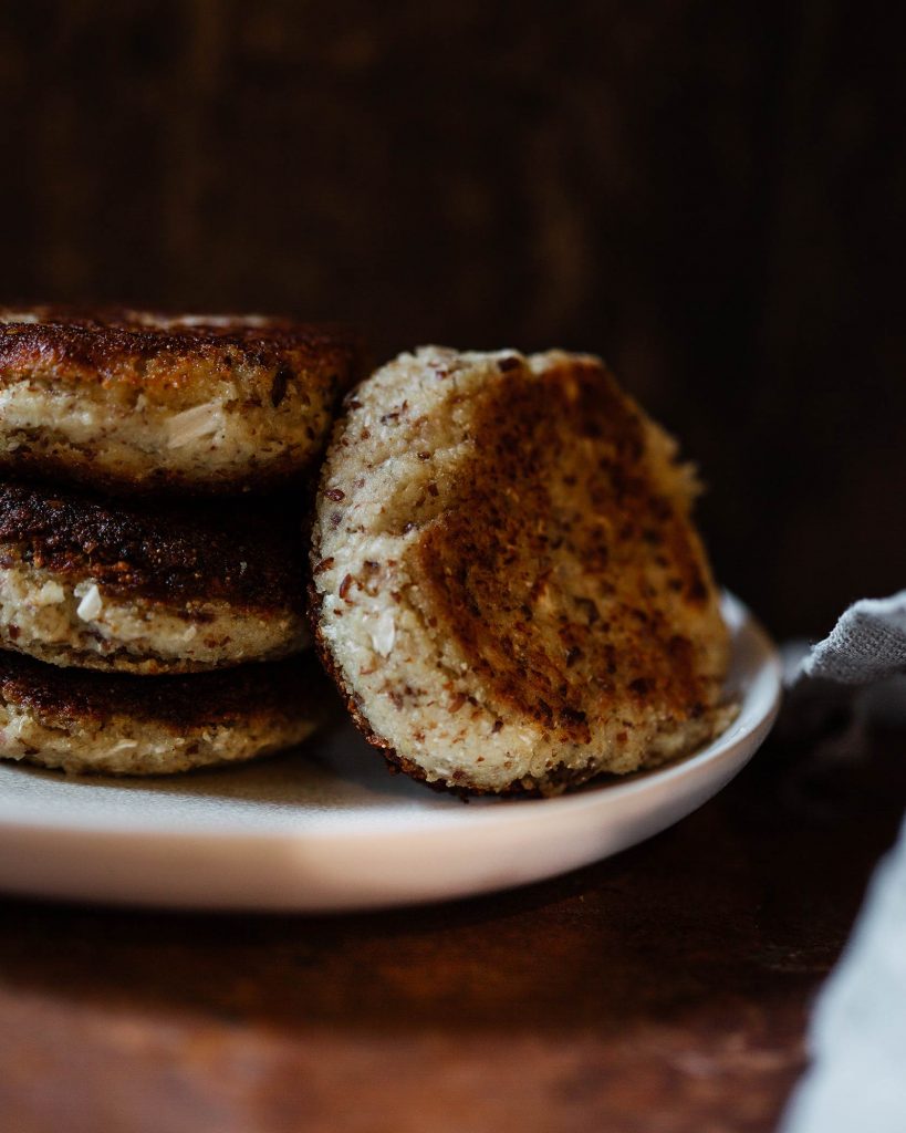 Vegane Frikadellen aus Blumenkohl und Räuchertofu – einfach und herzhaft, serviert mit Kartoffelsalat