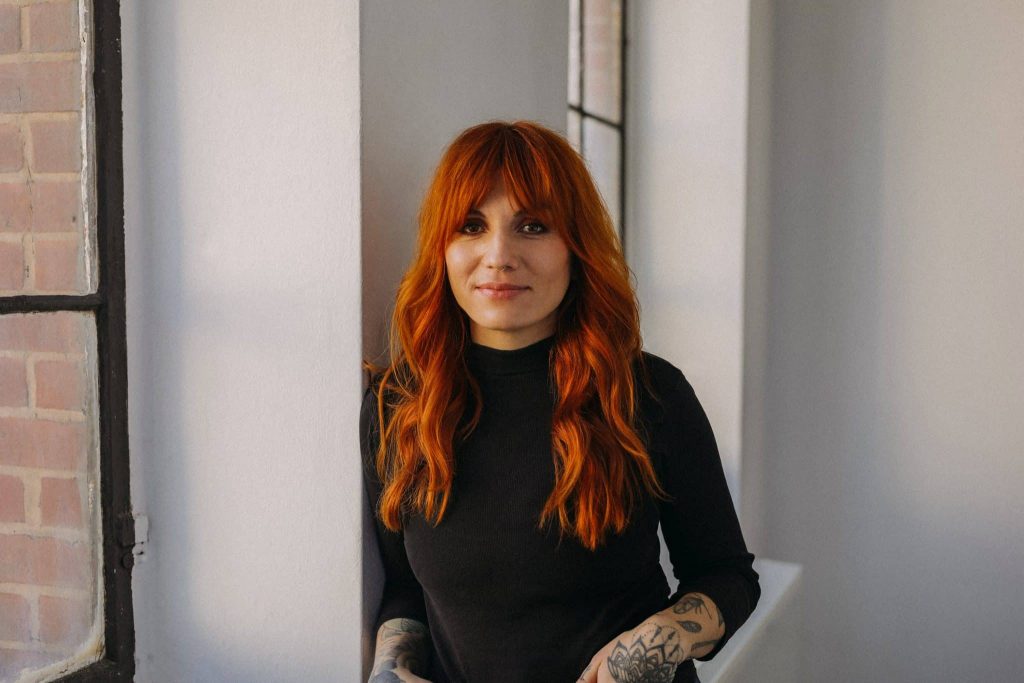 Porträt einer veganen Foodbloggerin und Rezeptentwicklerin, die kreative vegane Rezepte mit Leidenschaft kreiert und auf ihrem Blog teilt – authentisch, nachhaltig und mit viel Liebe zum Detail. Für eine gute Zusammenarbeit und spannende Kooperationen.