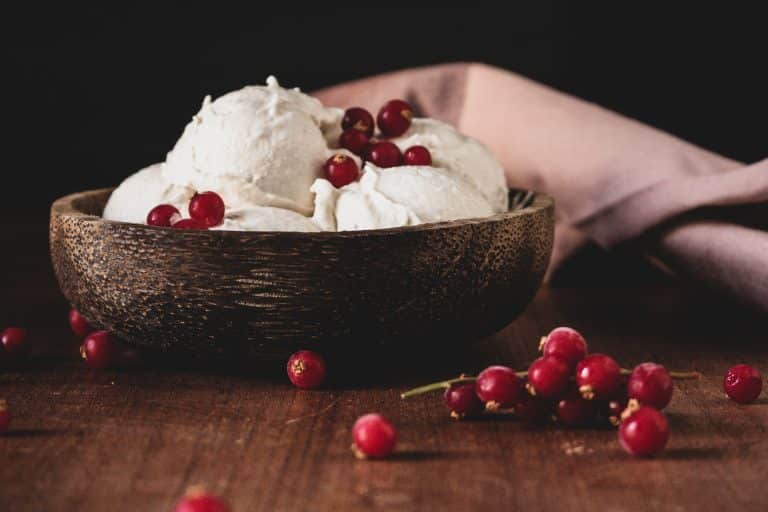 Banane-Kokos-Nicecream – cremiges veganes Eis ohne Eismaschine, serviert mit frischen Früchten