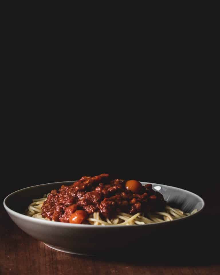 Tomatensauce Rezept – schnell, aromatisch und vielseitig, serviert mit Pasta und frischem Basilikum