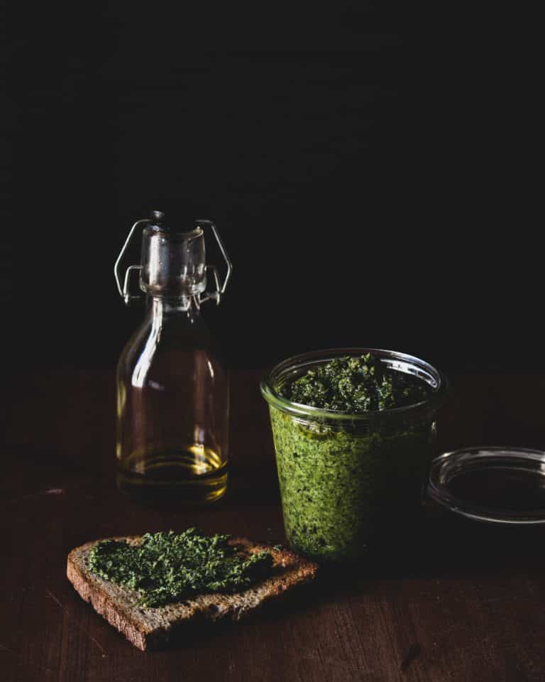 Karottengrün Pesto Rezept – einfach, aromatisch, vegan und nachhaltig zubereitet