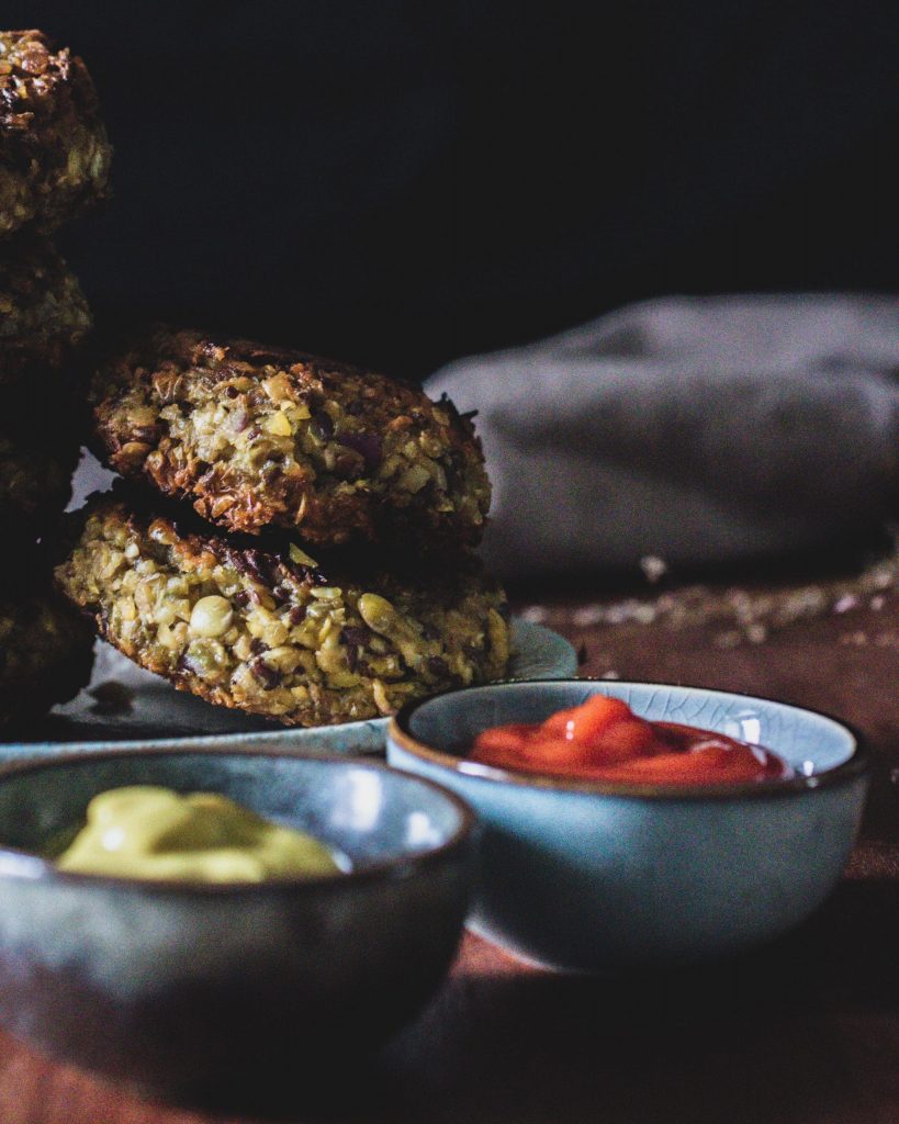 Frikadellen aus Tellerlinsen – einfache vegane Linsenbuletten mit knuspriger Kruste und saftigem Inneren