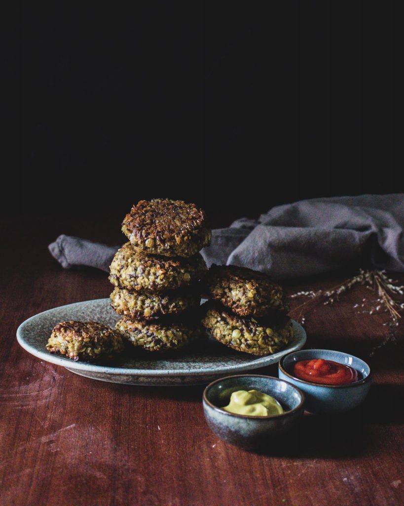 Frikadellen aus Tellerlinsen – einfache vegane Linsenbuletten mit knuspriger Kruste und saftigem Inneren
