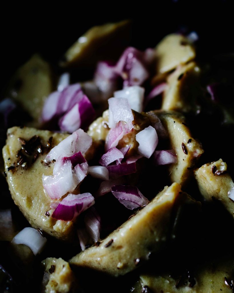 Veganer Handkäse ohne Reifezeit mit klassischer Zwiebel-Essig-Marinade und Kümmel – pflanzliche Variante des hessischen Handkäs mit Musik.