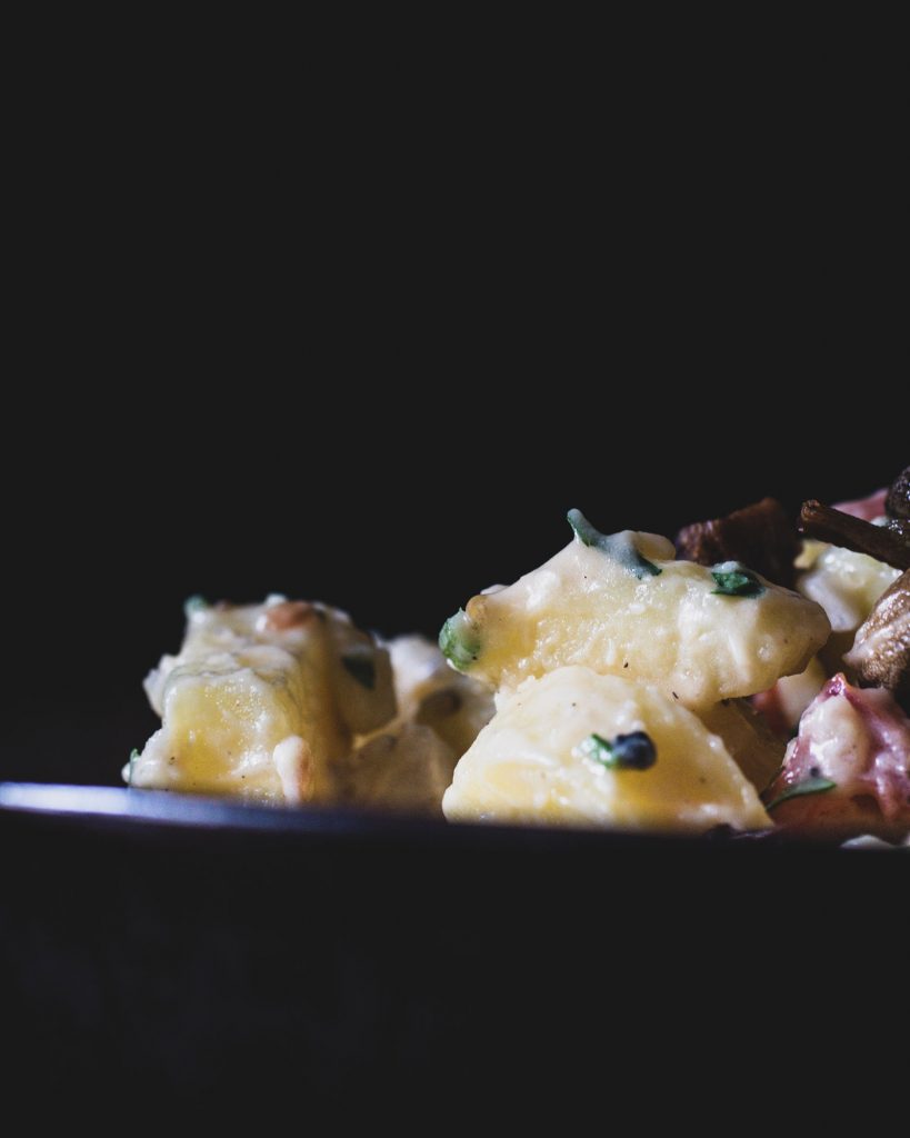 Veganer Kartoffelsalat mit cremigem Dressing, Räuchertofu, Champignons und frischen Kräutern – klassisches Rezept als pflanzliche Beilage.
