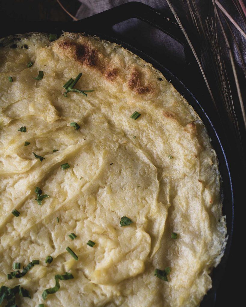 Herzhafter Kartoffelstampf-Auflauf mit Rosenkohl und Pilzen – cremiges Soulfood aus dem Ofen