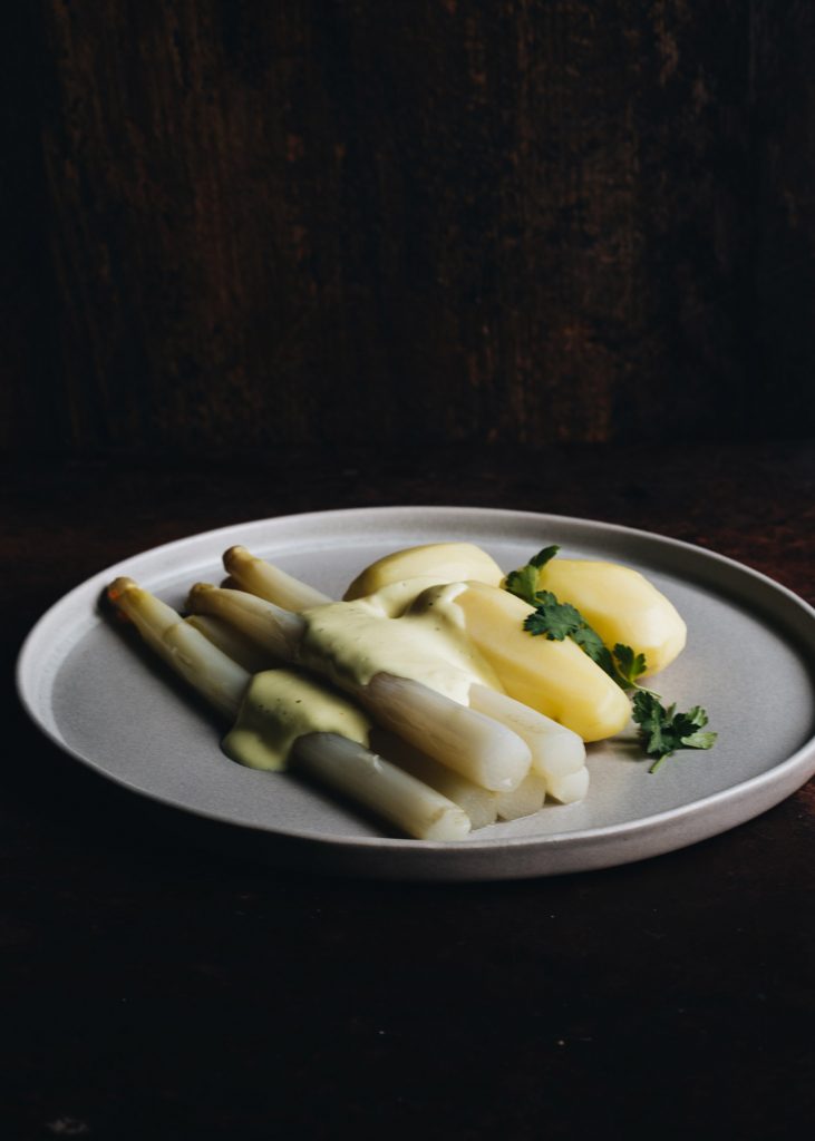 Vegane Sauce Hollandaise Rezept – cremige klassische Sauce ohne Ei, serviert mit Spargel und Kartoffeln