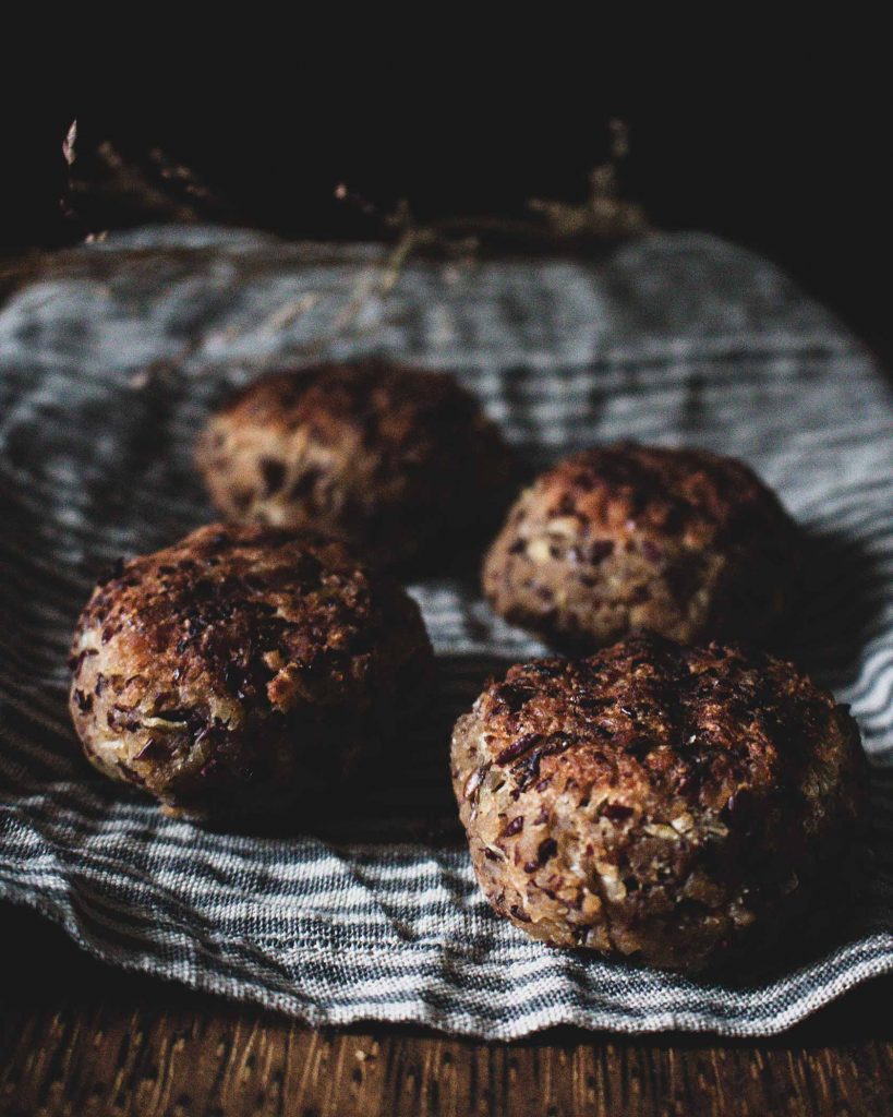 Vegane Bohnenfrikadellen aus Kidneybohnen und Räuchertofu – proteinreiche Fleischalternative