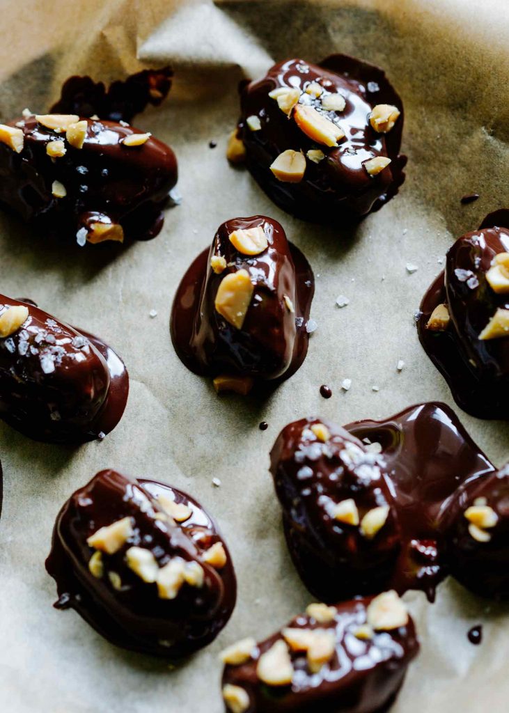 Vegane Snickers-Datteln mit dunkler Schokolade, Erdnüssen und Meersalz – süßer Snack ohne Zuckerzusatz, perfekt für Dessertliebhaber.