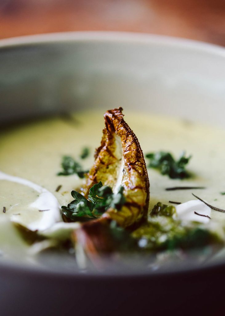 Cremige vegane Blumenkohlsuppe mit Kartoffeln, Kräutern und knusprigen Blumenkohlblättern – einfaches Rezept für eine herbstliche Roasted Cauliflower Soup.