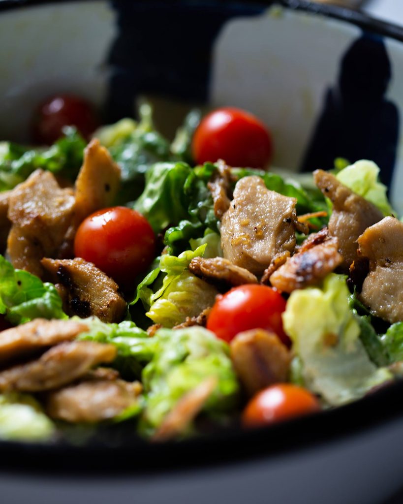 Veganer Caesar Salad mit Römersalat, Cocktailtomaten, knusprigem Chicken-Ersatz und cremigem Dressing – perfekter leichter Sommer-Lunch
