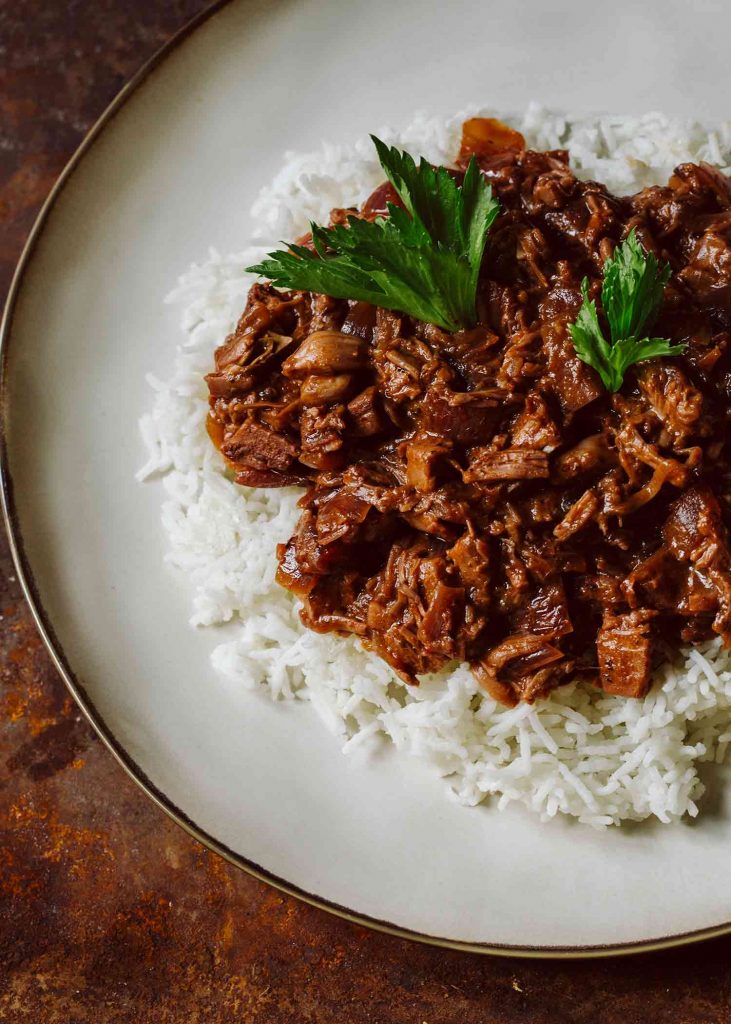 Herzhaftes veganes Gulasch mit Jackfruit auf Basmatireis – deftige pflanzliche Küche mit viel Geschmack und einfachem Rezept.