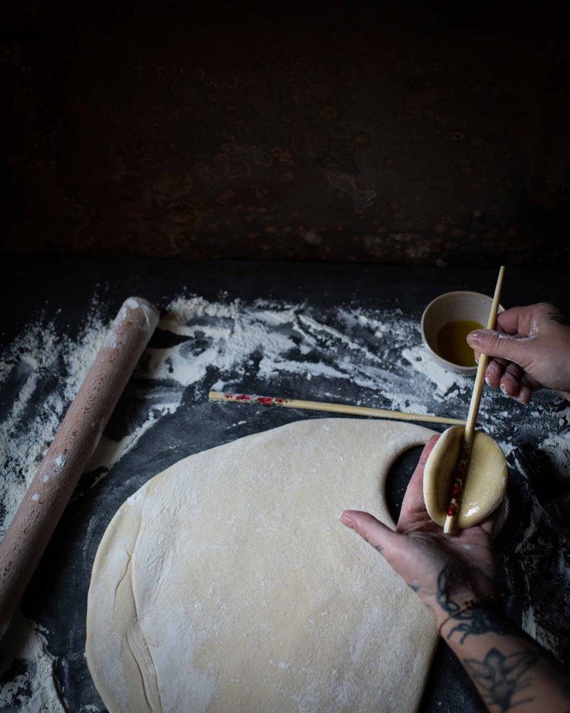 Veganer Teig wird von Hand geformt – authentischer Blick hinter die Kulissen eines Foodblogs, der kreative vegane Rezepte entwickelt.