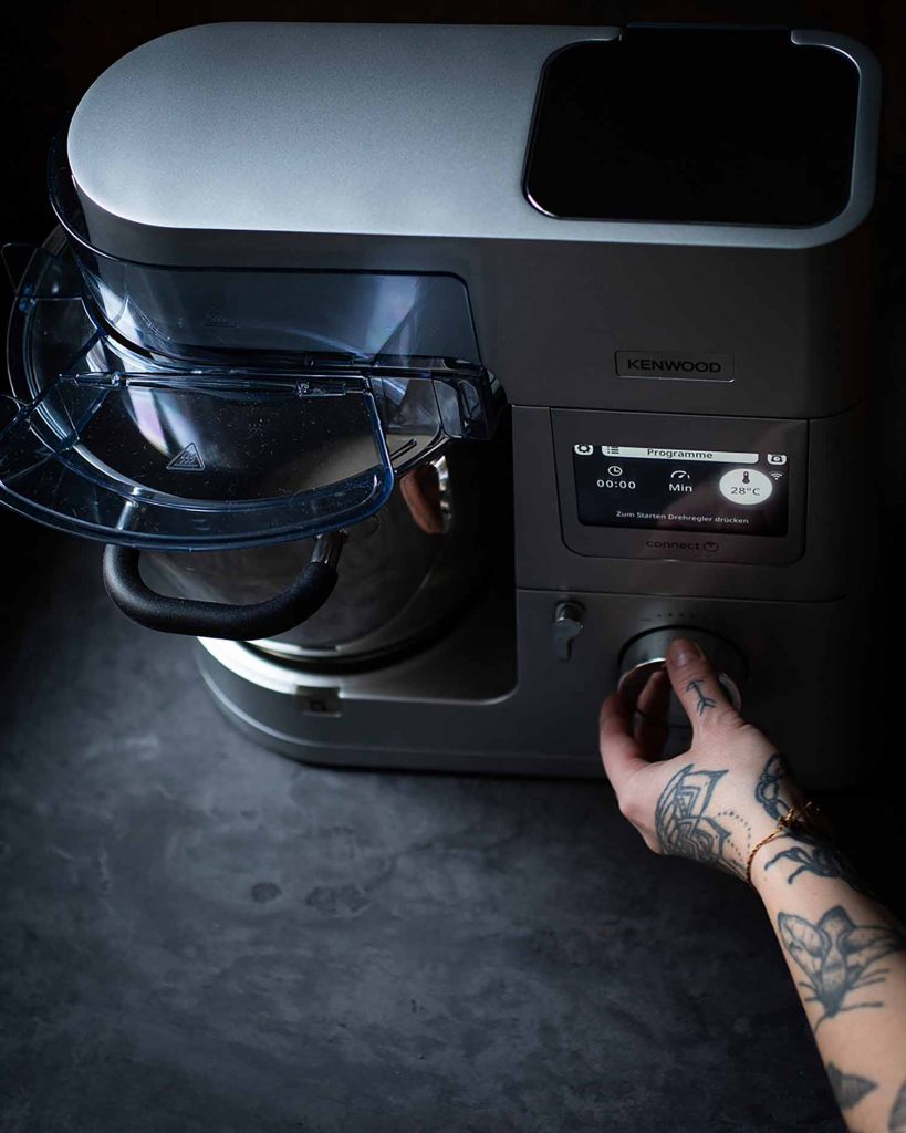 Frischer Hefeteig in der Küchenmaschine – Schritt-für-Schritt-Zubereitung für selbstgemachte Brote und herzhafte vegane Rezepte.