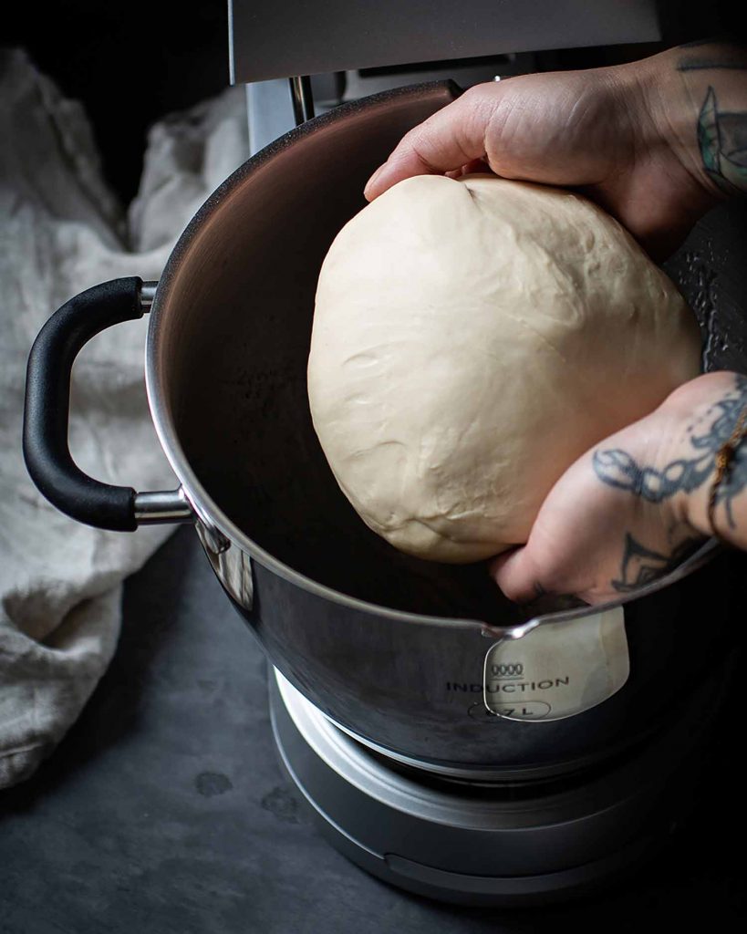 Frischer Hefeteig in der Küchenmaschine – Schritt-für-Schritt-Zubereitung für selbstgemachte Brote und herzhafte vegane Rezepte.