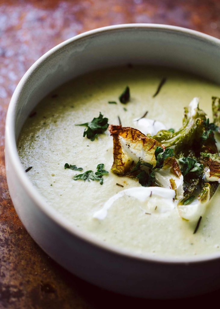 Cremige vegane Blumenkohlsuppe mit Kartoffeln, Kräutern und knusprigen Blumenkohlblättern – einfaches Rezept für eine herbstliche Roasted Cauliflower Soup.