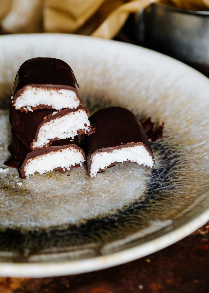Vegane Bounty Bars aus Kokosraspeln und dunkler Schokolade – einfache selbstgemachte Süßigkeit