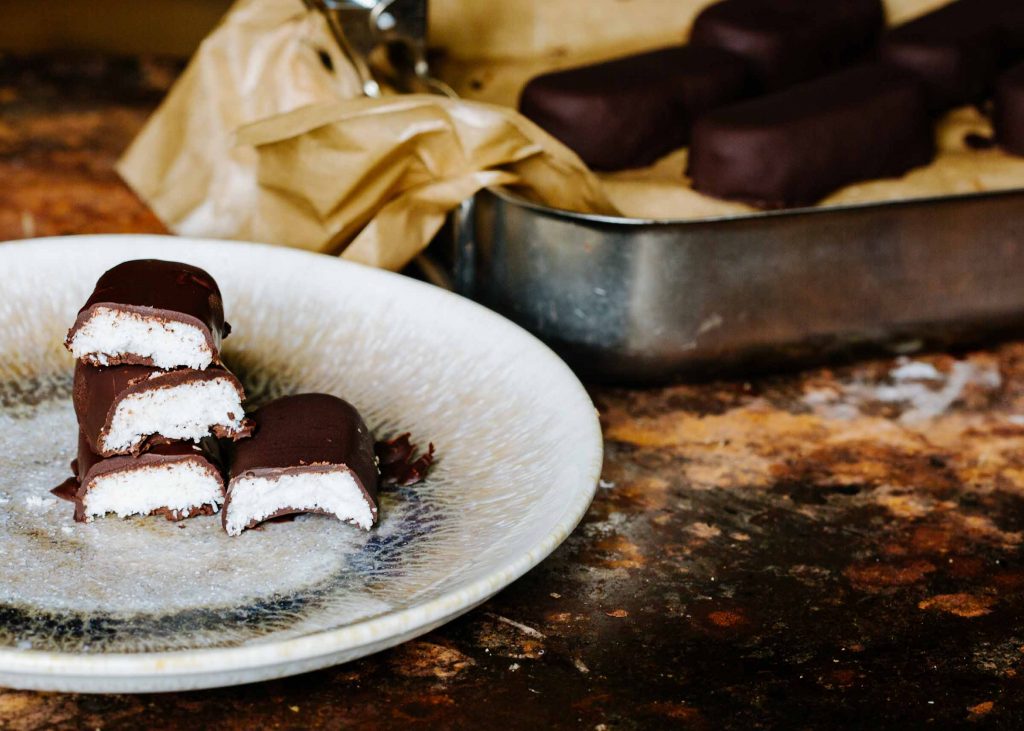 Vegane Bounty Bars aus Kokosraspeln und dunkler Schokolade – einfache selbstgemachte Süßigkeit