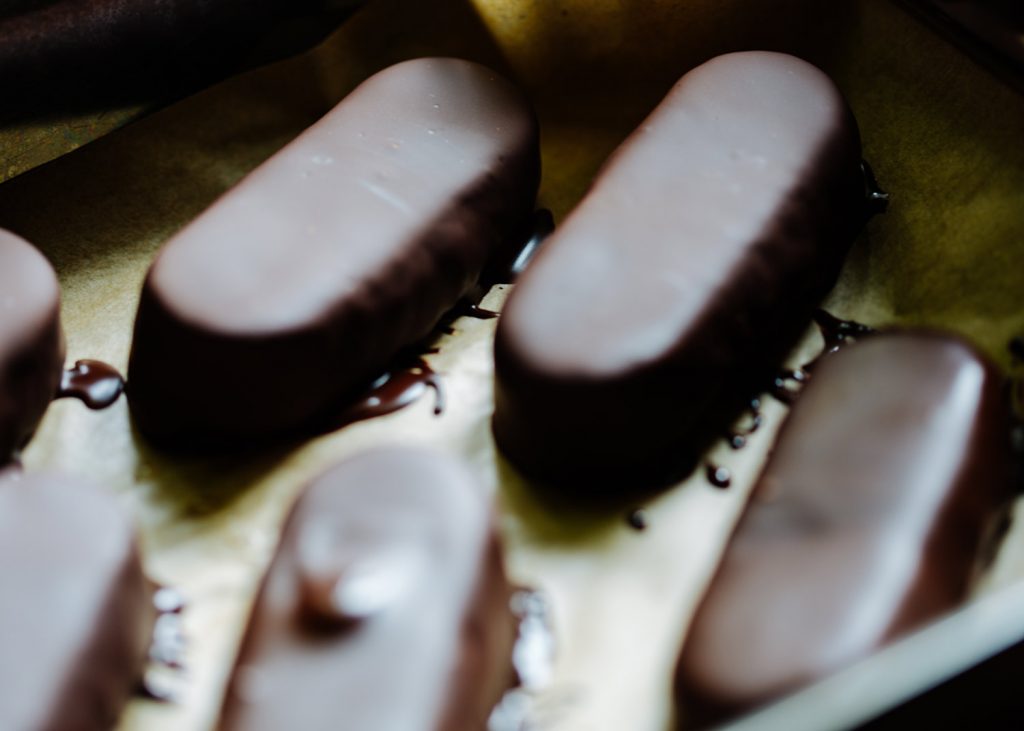 Vegane Bounty Bars aus Kokosraspeln und dunkler Schokolade – einfache selbstgemachte Süßigkeit