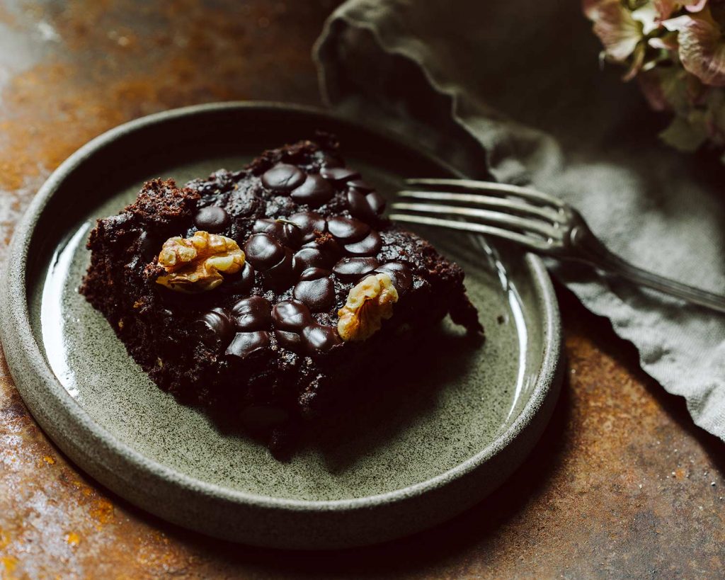 Vegane Zucchini Brownies, saftig und schokoladig, frisch gebacken in einer Form