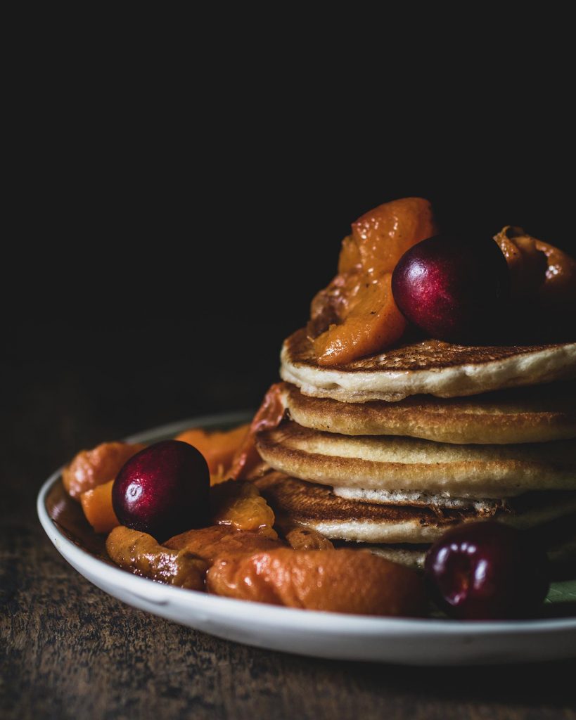 Fluffige vegane Pancakes mit frischen Früchten und Aprikosen – einfaches Grundrezept für ein pflanzliches Frühstück oder süßes Dessert.