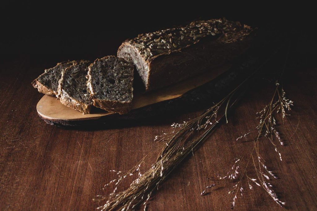 Frisch gebackenes Brot mit Nüssen und krosser Kruste aufgeschnitten serviert, das geilste brot der welt