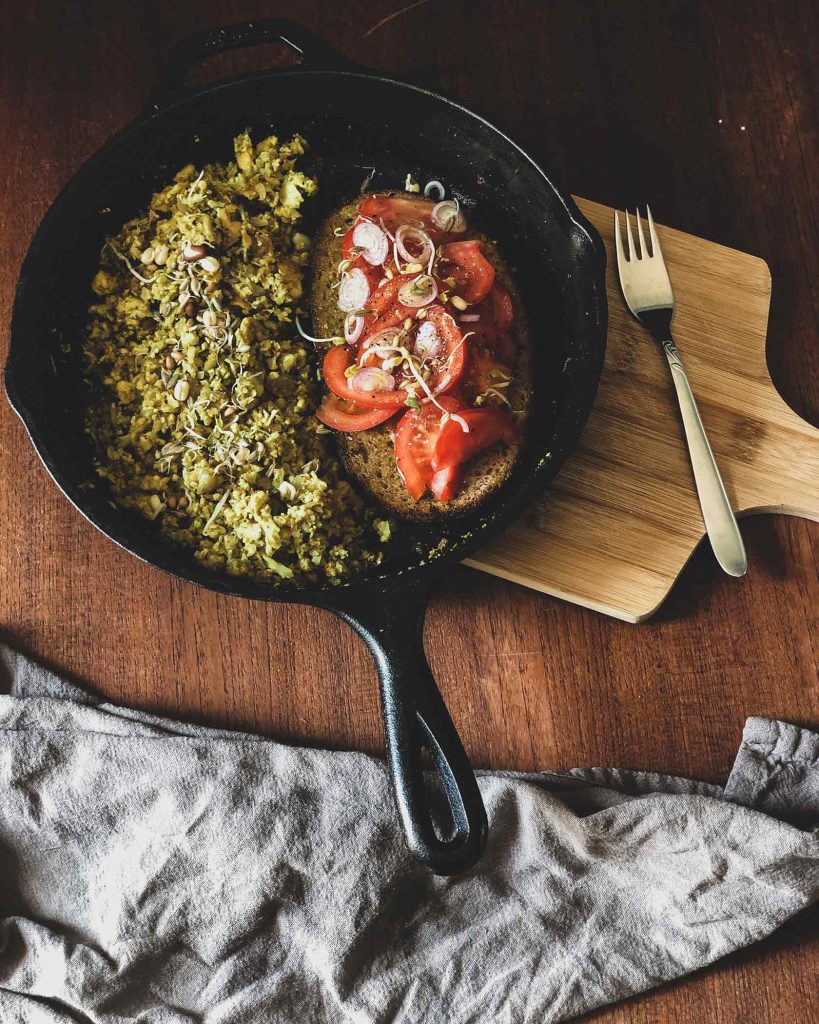 Veganes Rührtofu Rezept mit Blumenkohl – herzhaftes Frühstück mit Tomatenbrot und Sprossen