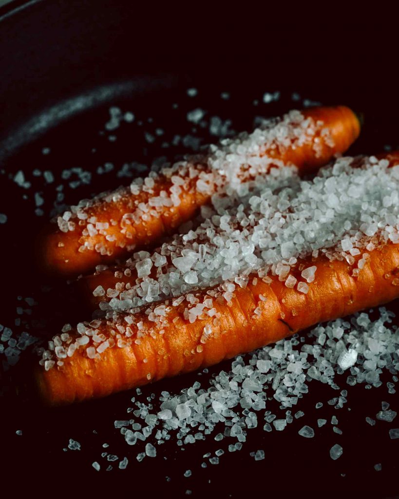 Veganer Lachs aus hauchdünn gehobelten Karottenstreifen, eingelegt in Algenmarinade