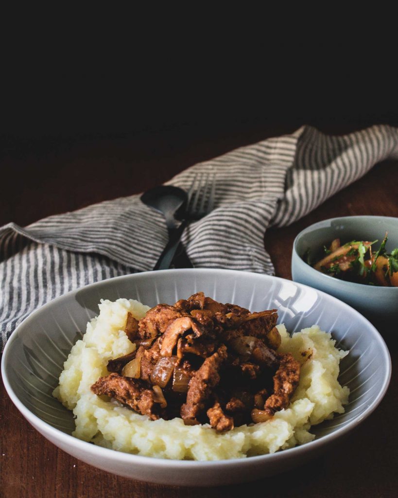 Deftiges Geschnetzeltes mit Soja und cremigem Kartoffelstampf – einfaches veganes Rezept