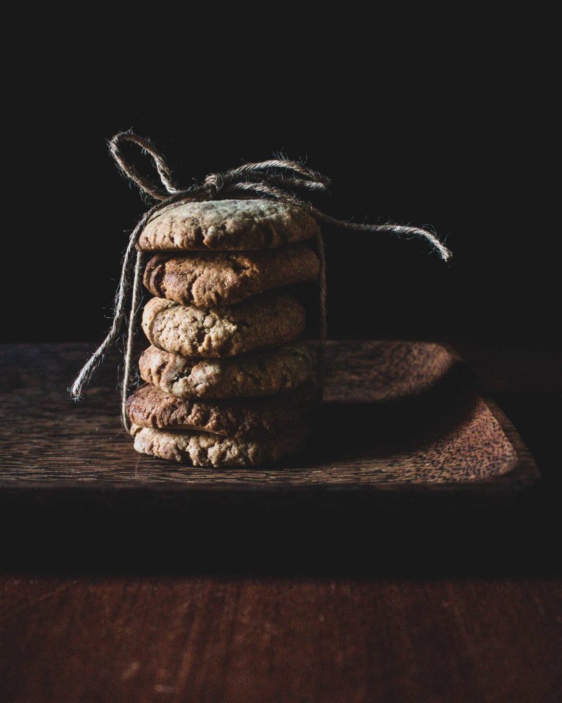 Knusprige Spekulatius Cookies mit winterlichen Gewürzen auf einem Backblech ausgekühlt