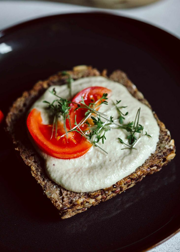 Cremige vegane Cashewcreme in einer Schale serviert, glatt püriert und leicht glänzend
Meta-Beschreibung: Cremige vegane Cashewcreme – als Dip, Brotaufstrich oder Pastatopping. Schnell gemixt, vielseitig einsetzbar und reichhaltig im Geschmack.