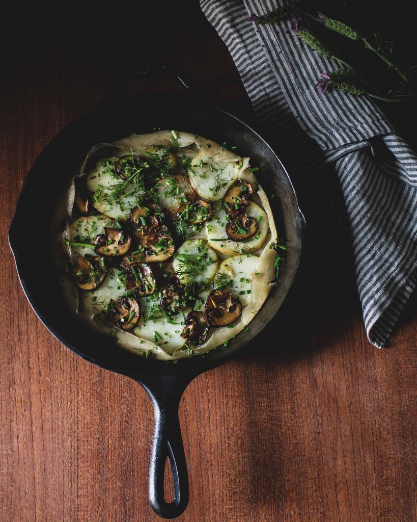 Vegane Galette mit Bratkartoffeln, Champignons und frischen Kräutern