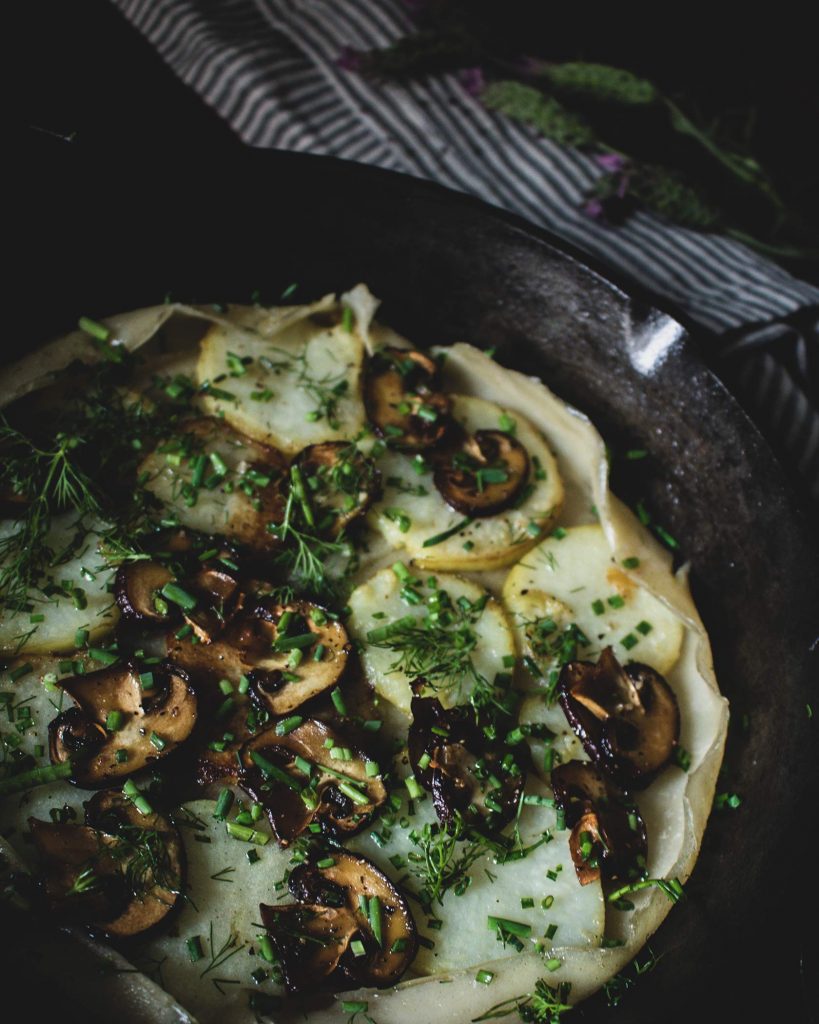 Vegane Galette mit Bratkartoffeln, Champignons und frischen Kräutern