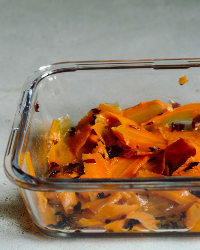 Veganer Lachs aus hauchdünn gehobelten Karottenstreifen, eingelegt in Algenmarinade