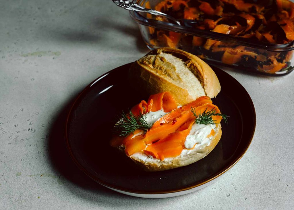 Veganer Lachs aus hauchdünn gehobelten Karottenstreifen, eingelegt in Algenmarinade