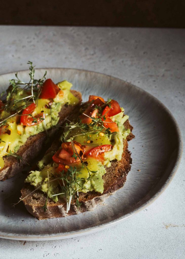 Cremiges veganes Eigelb in einer kleinen Schale, goldgelb angerührt und servierbereit