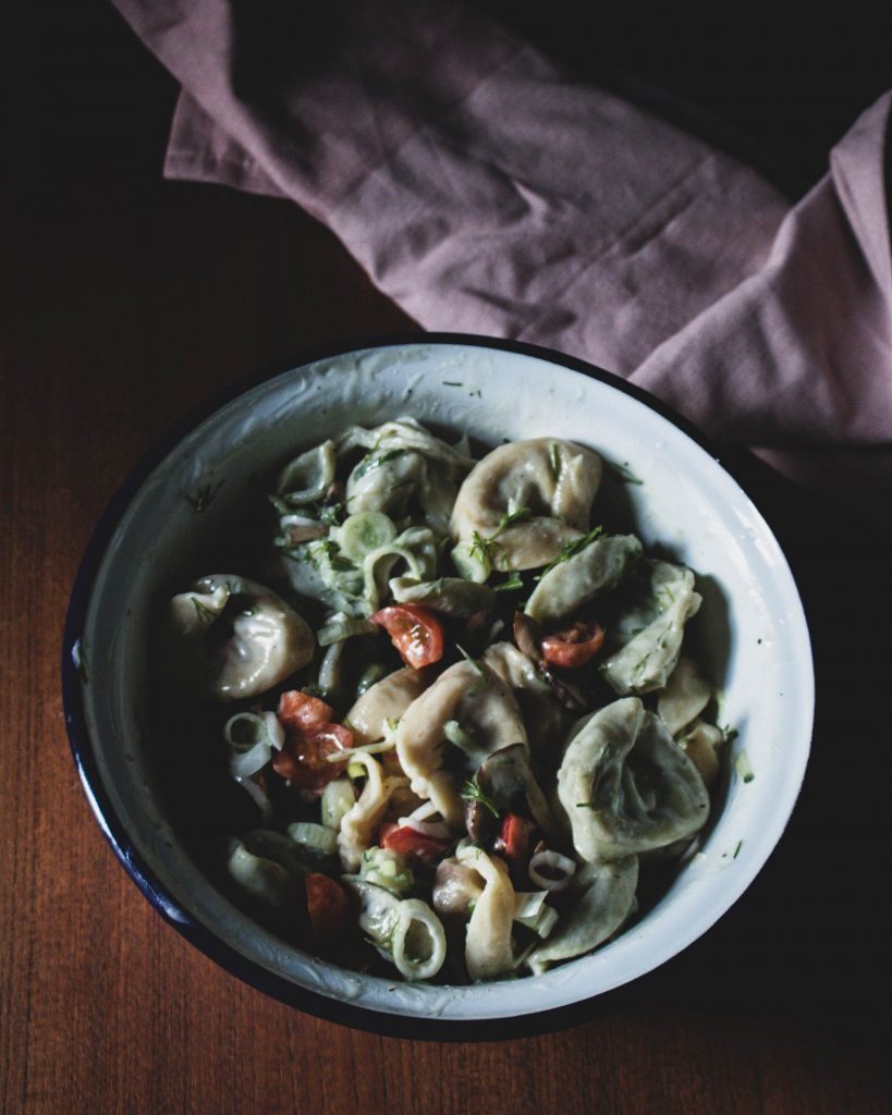 Tortellinisalat vegan – cremiger Nudelsalat mit Gemüse und Dill-Dressing