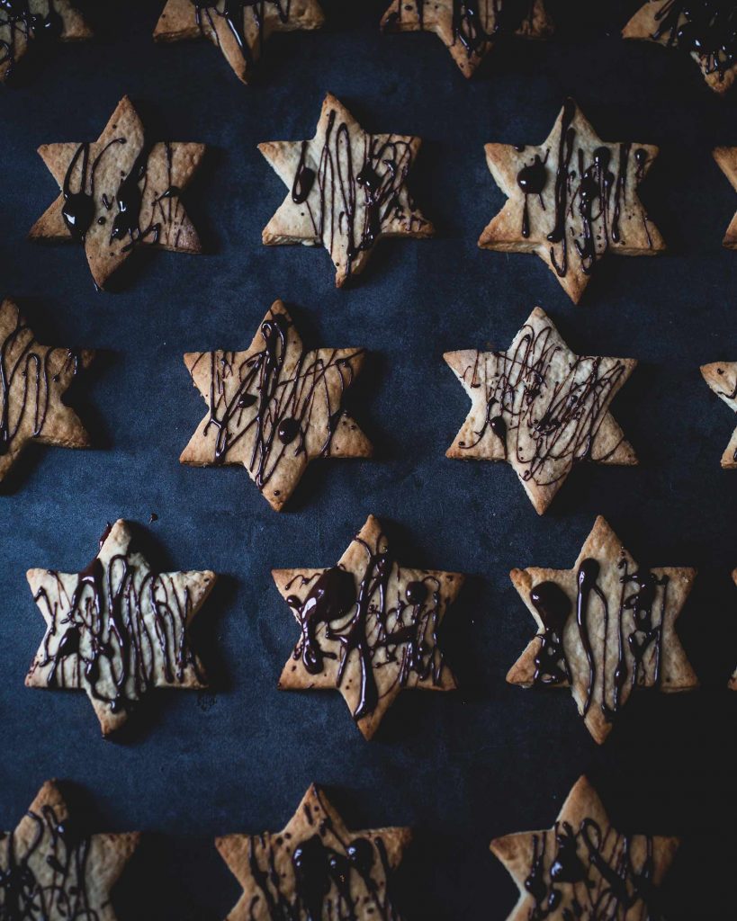 Vegane Weihnachtsplätzchen zum Ausstechen, goldhell gebacken und mit dunkler Schokolade dekoriert