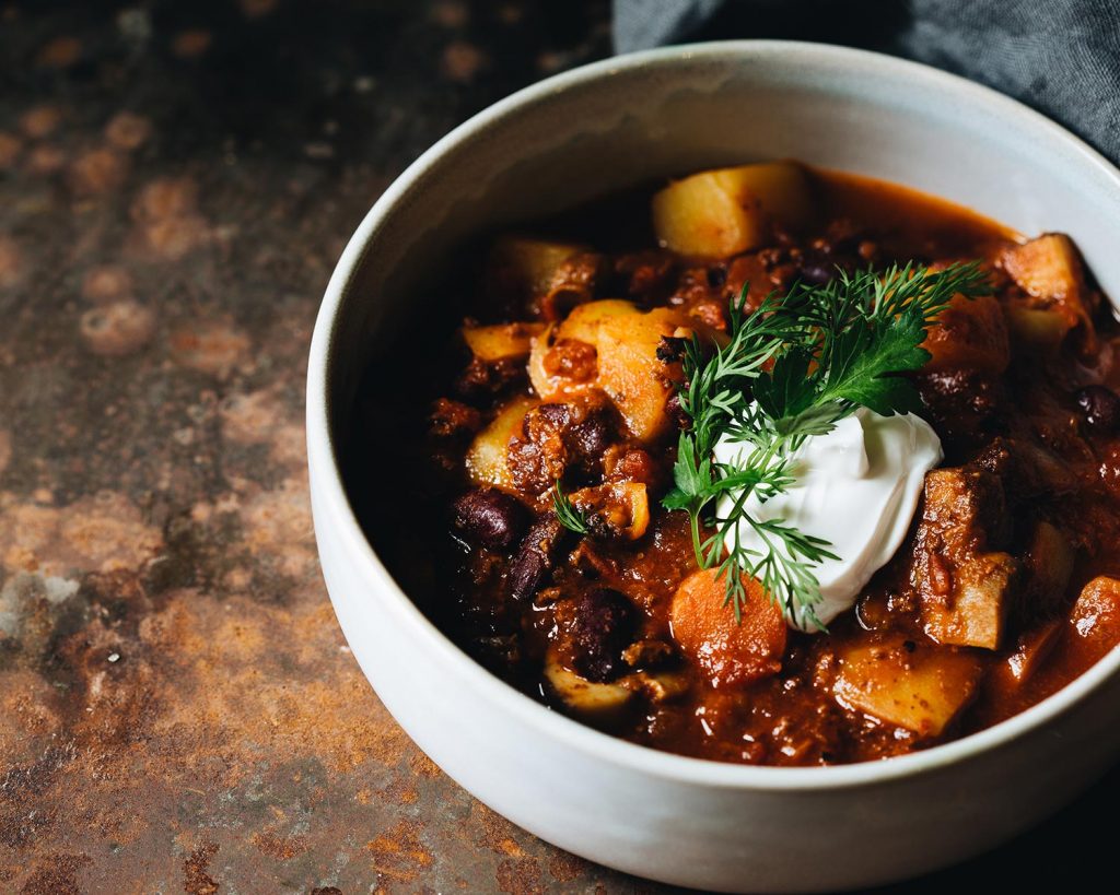 Veganer Bauerntopf mit Kartoffeln, Kidneybohnen und Hack