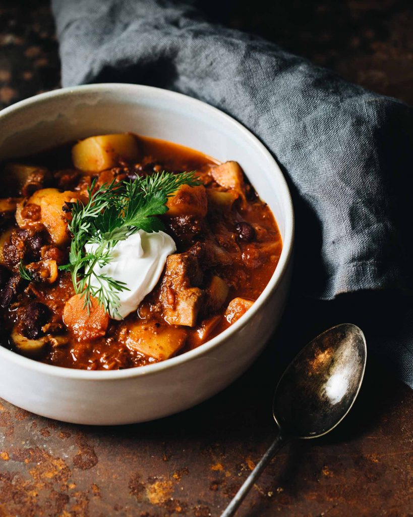 Veganer Bauerntopf mit Kartoffeln, Kidneybohnen und Hack