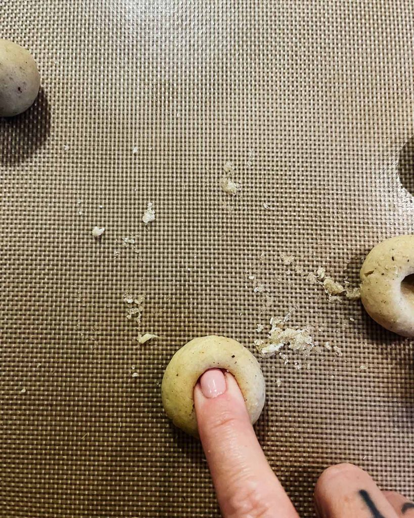 Vegane Weihnachts Cookies mit Mandeln, weißer Schokolade und Zuckerfäden auf einem Backblech