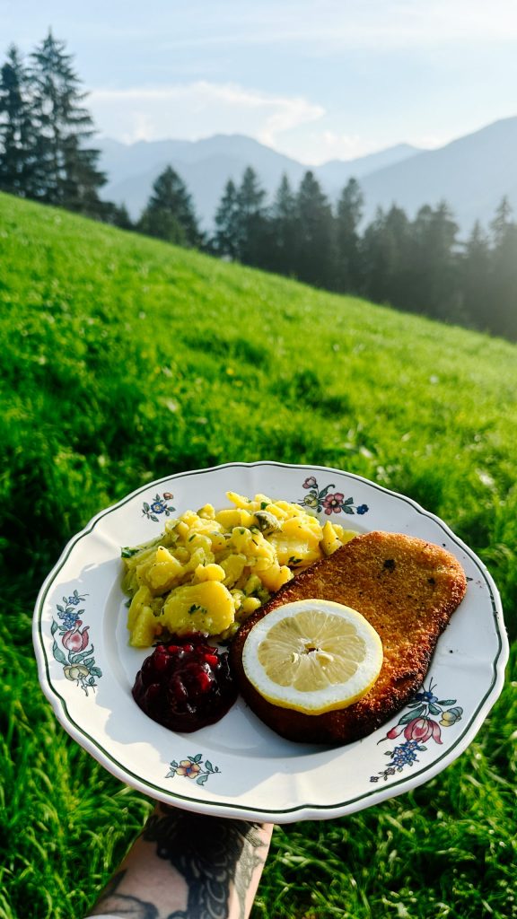 Datschiger Kartoffelsalat mit feinen Scheiben und würziger Marinade in einer Schüssel