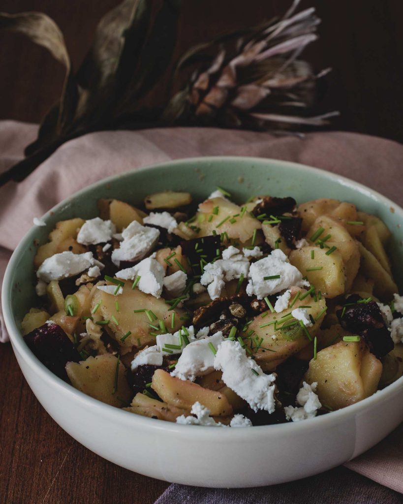 Kartoffelsalat mit Rote Bete, Walnüssen und pflanzlichem Feta