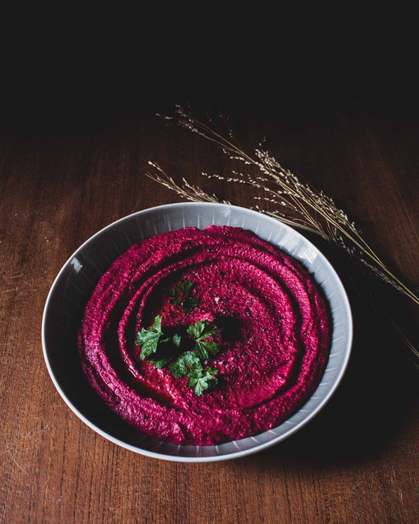 Cremiger Rote Bete Hummus mit Olivenöl und Gewürzen