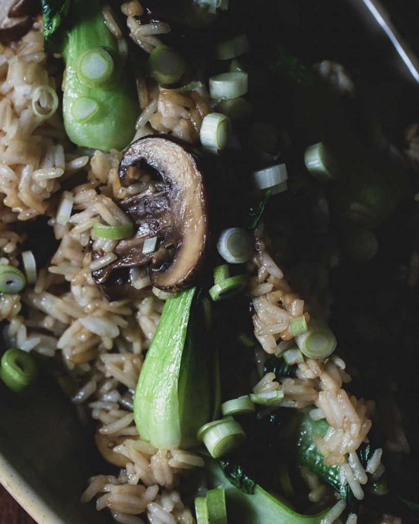 Jasminreis mit Pak Choi, Champignons und Frühlingszwiebeln aus der Pfanne